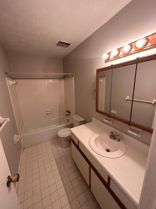 Building Photo - Gorgeous and Spacious 3 BR 1.5 BA Townhome...
