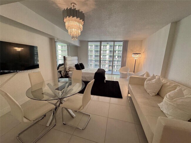 Building Photo - 1750 N Bayshore Dr