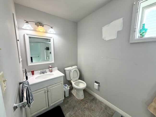 Building Photo - 2242 Victor St