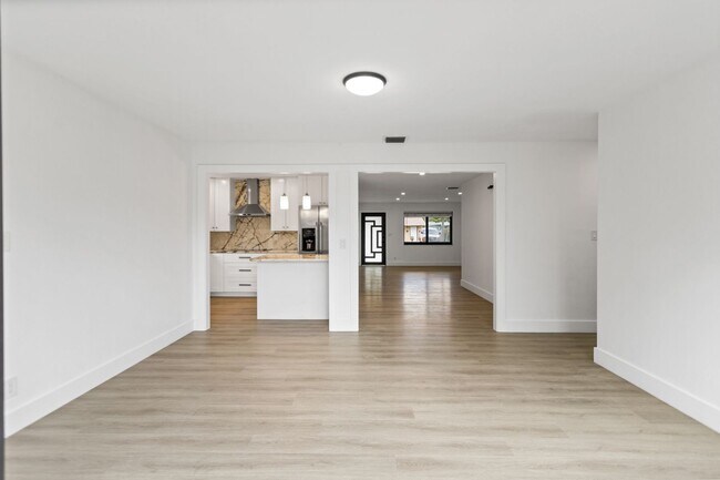 Building Photo - Beautiful home in quiet neighborhood