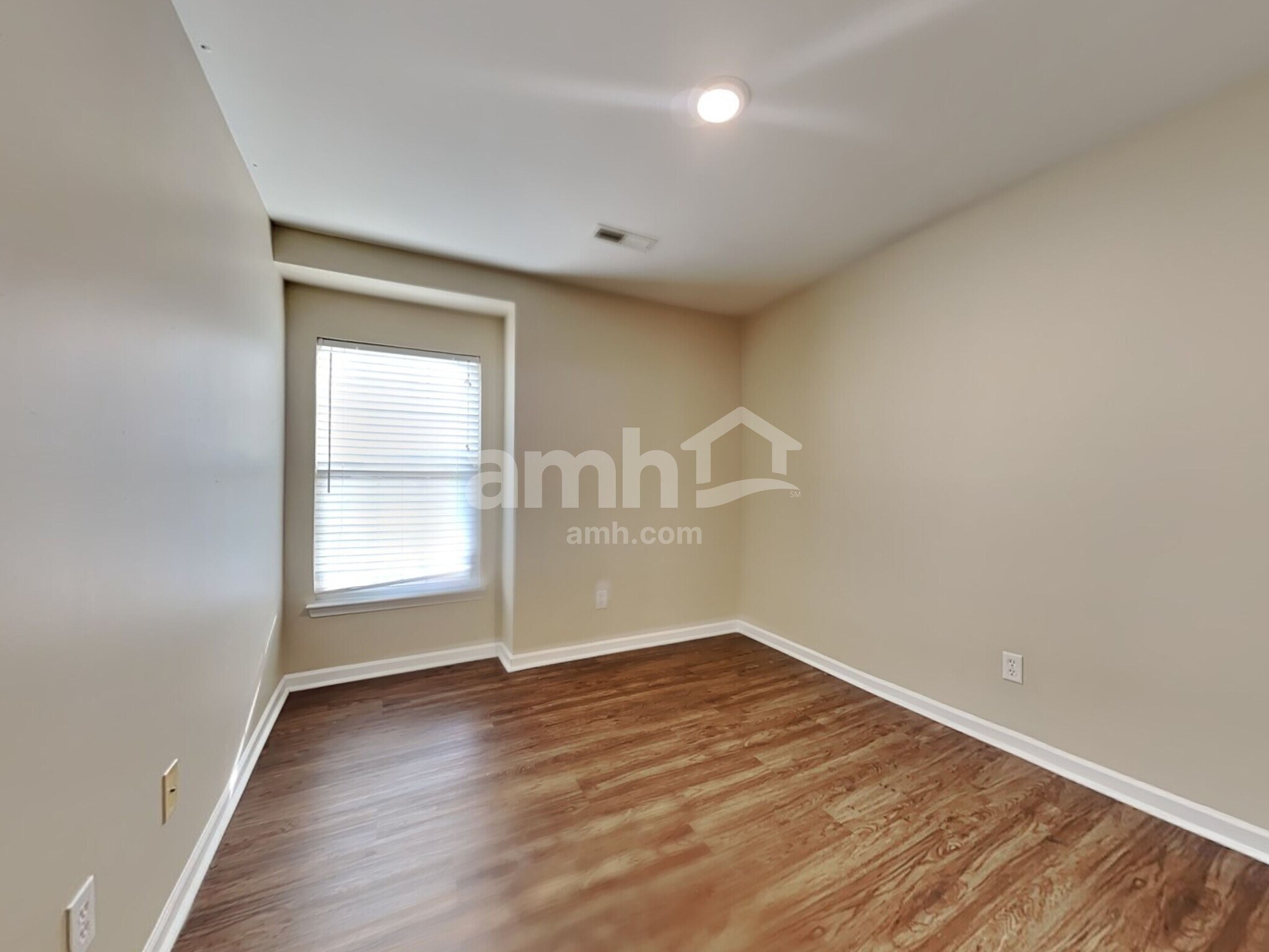 Building Photo - 8811 Shadowglen Dr