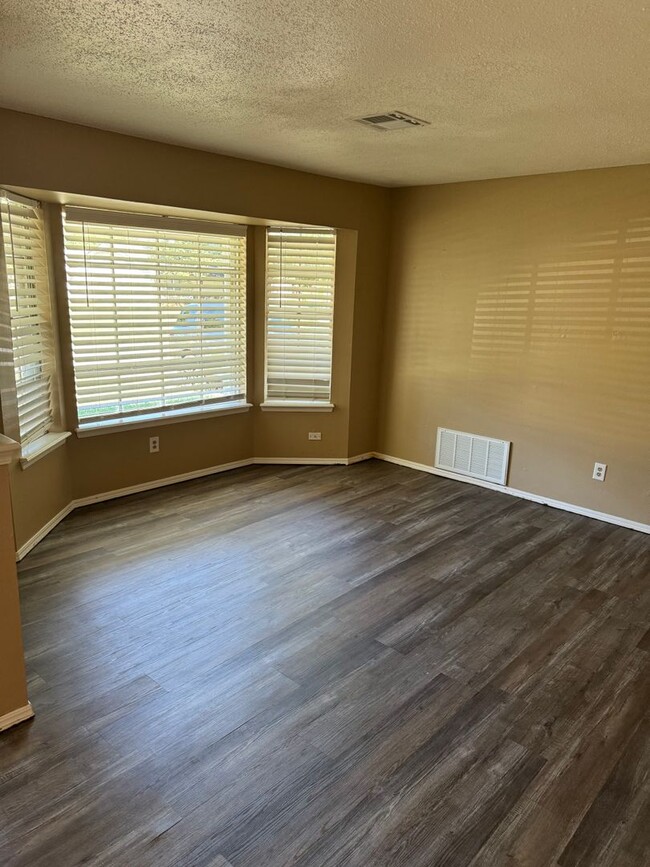 Building Photo - 3 bedroom 1 1/2 bath Home