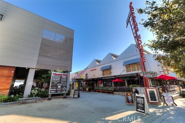 Building Photo - 754 W 1st St