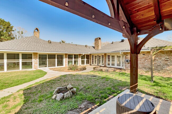 Building Photo - 4204 Pine Park Dr