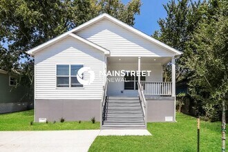 Building Photo - 4 Bedroom Pet-Friendly Home in Houston, TX with Main Street Renewal