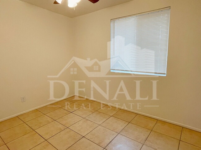 Building Photo - 1404 W Fresno St