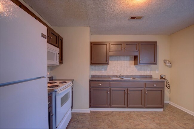 Building Photo - Newly Renovated 3 Bedroom Home! MOVE IN SP...