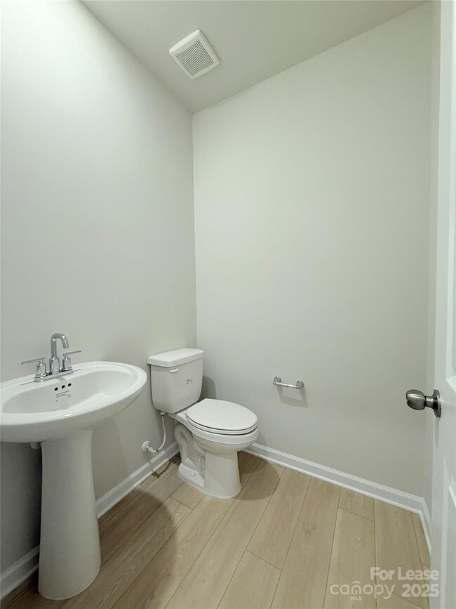 Building Photo - 6337 Fairfax Ct