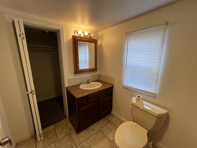 Building Photo - 207 1/2 S Clayton St