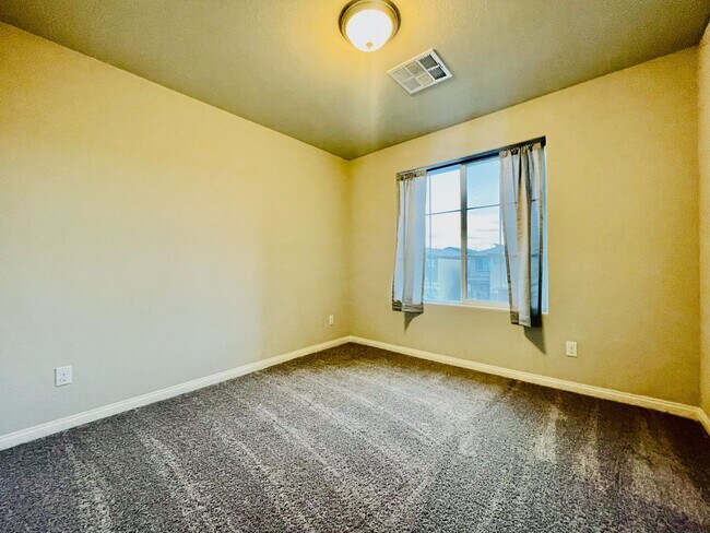 Building Photo - Newer 5 Bd, 3 Bth, Bonus Room, Open Floor ...
