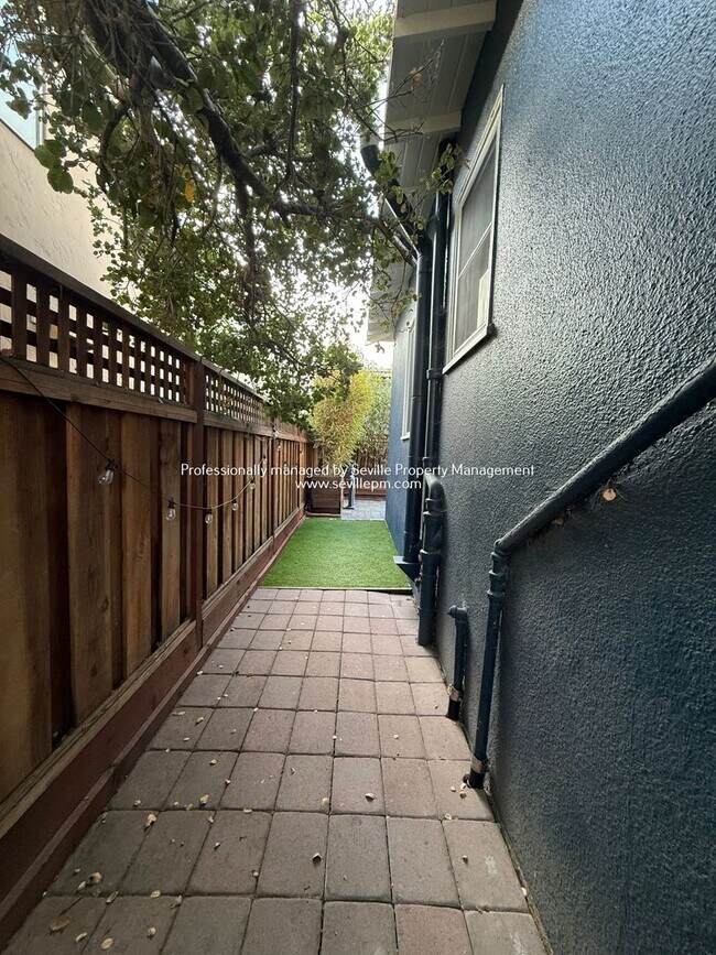 Building Photo - Charming 1920s Alameda East End  2BR+ / 1B...
