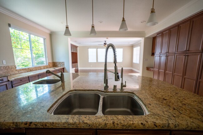 Building Photo - Exceptional estate Located In the highly desirable College Park Community.