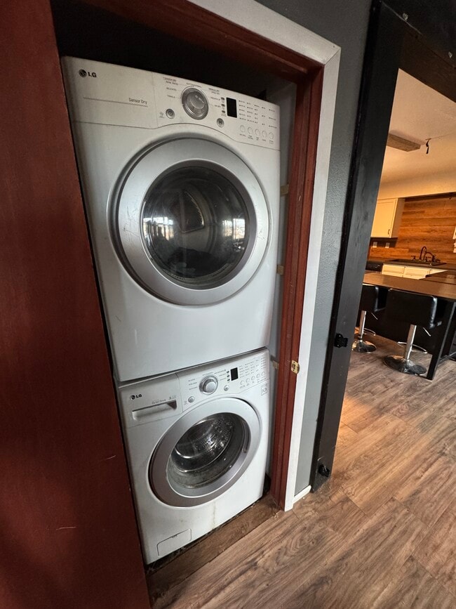 Building Photo - 417 Skyway Dr