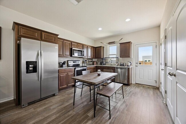 Building Photo - 6401 Graymont Dr