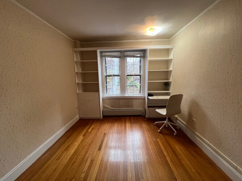 Building Photo - 988 Memorial Dr