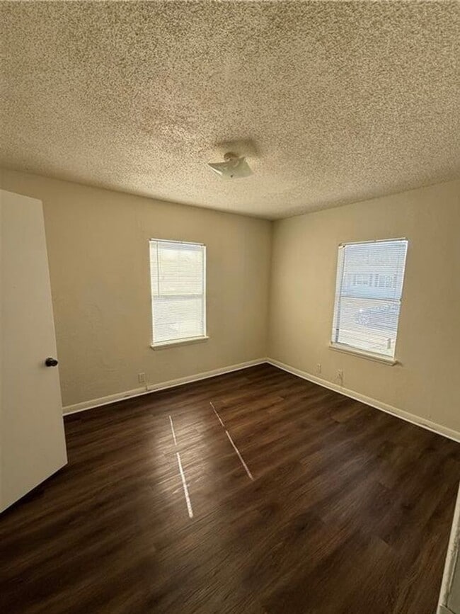 Building Photo - Cozy newly renovated corner lot 3 bedroom ...