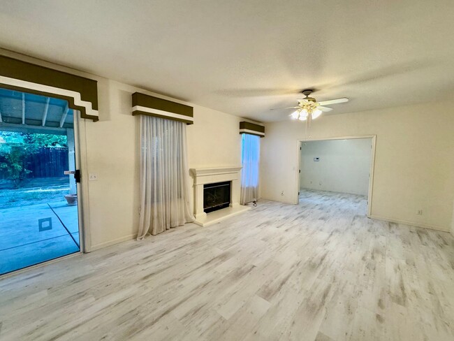 Building Photo - Huge 4 Bedroom + Den, 3 Bath Southside Hom...