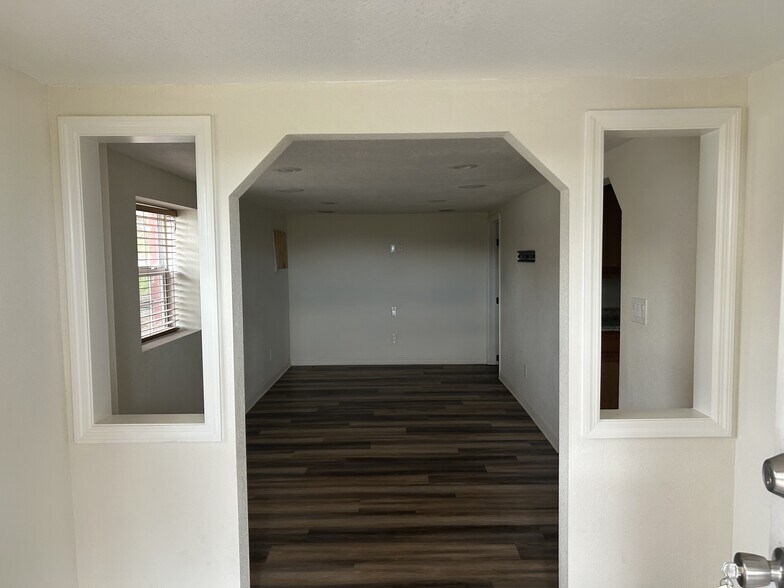 Living Room Unit B - 613 N Dixie Ave