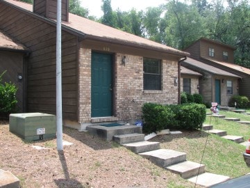 Building Photo - Spacious Two Bedroom, One Bath Town Home-C...