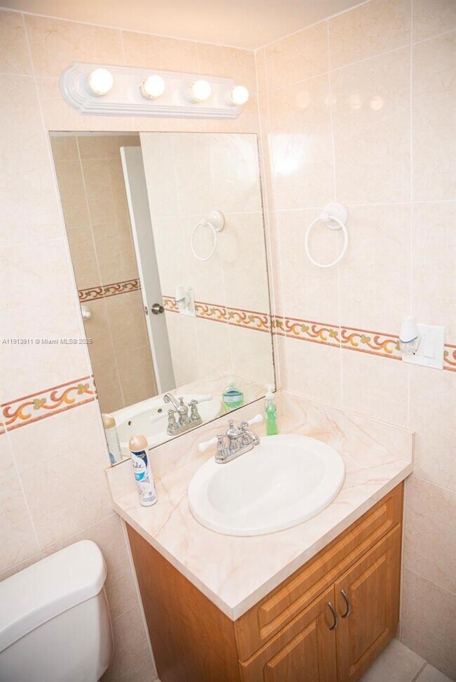 Building Photo - 3101 N Country Club Dr