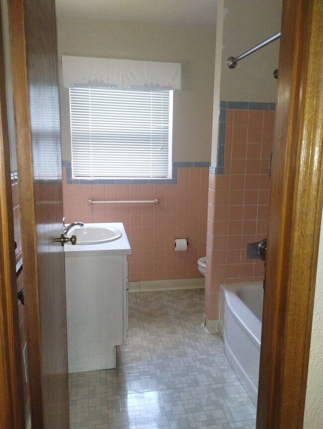 Building Photo - Quaint Duplex with a private Basement, Garage Space & Patio