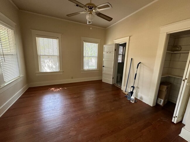 Building Photo - Introducing a charming 2-bedroom, 1.5-bath...