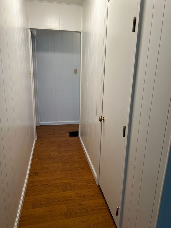 Building Photo - Available Mid-May 4 Bedroom / 1.5 Bathroom for Rent