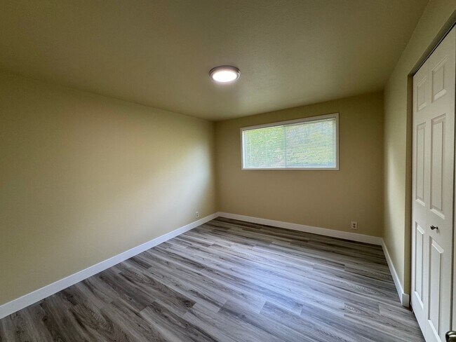 Building Photo - 3-Bedroom, 1-Bathroom Duplex Near Coburg Road