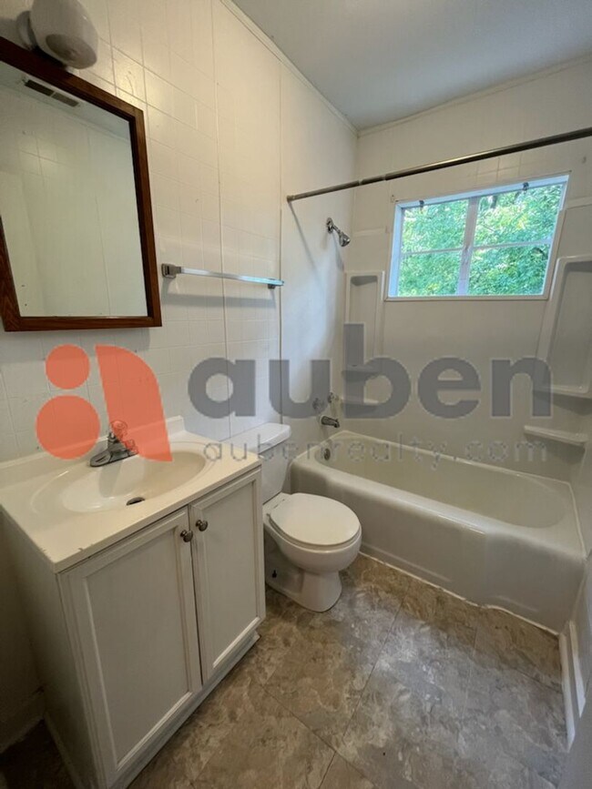 Building Photo - Move in Ready 2BR/1BA with Tons of Charm i...