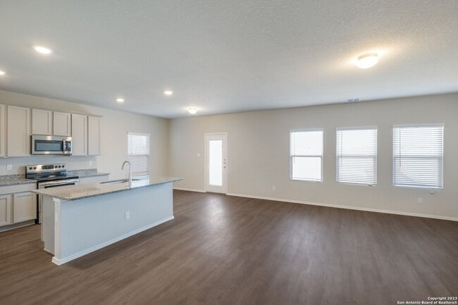 Building Photo - 4 Bedrooms 2 and 1/2 Baths