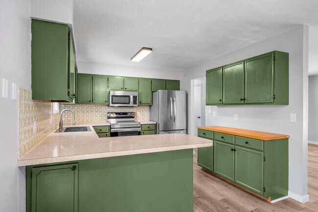 Building Photo - 111 S Ridgewood Dr
