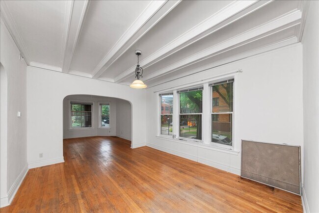 Building Photo - 1353 W Catalpa Ave