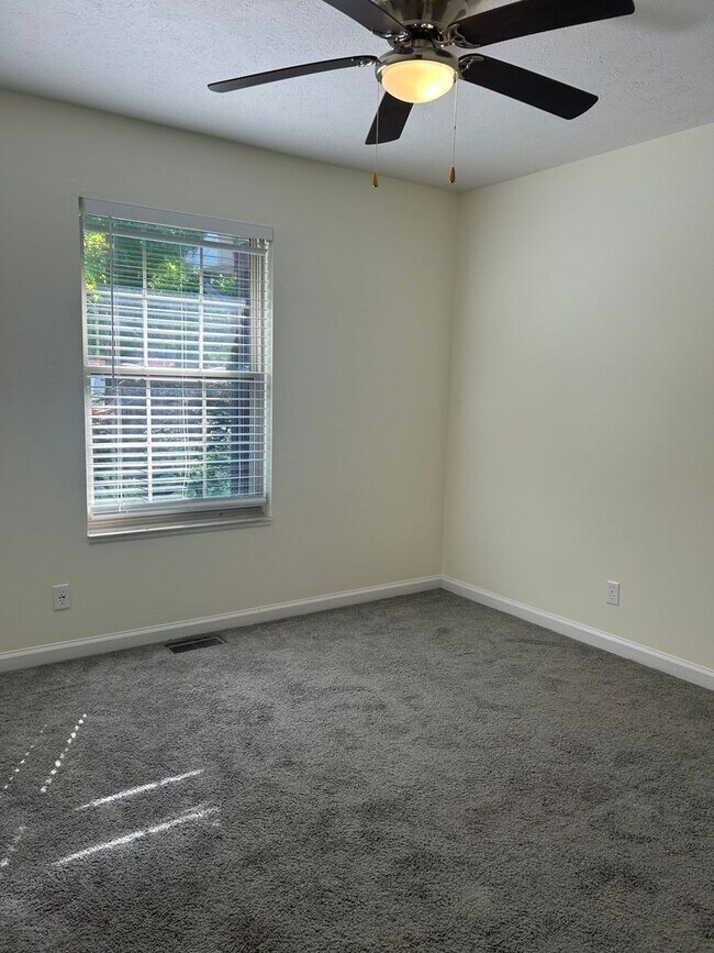 Building Photo - 4320 Roundtable Ct