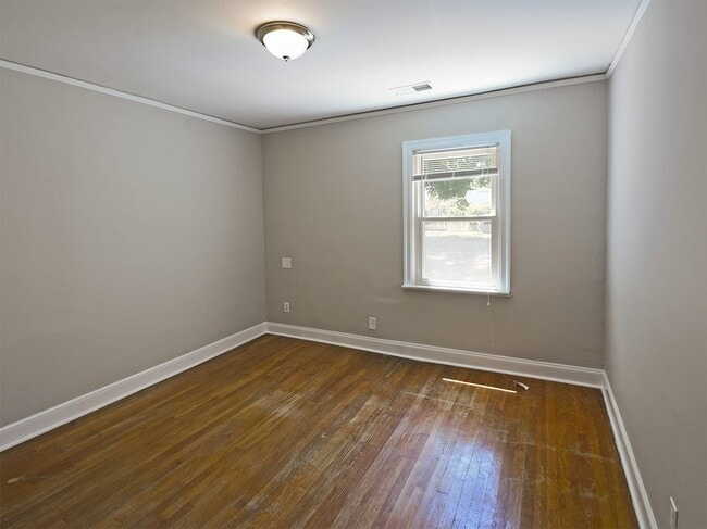 Building Photo - 3 Bed, 2 Bath near UOM