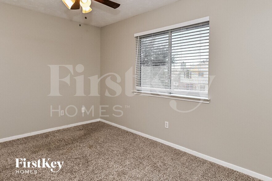 Building Photo - 2558 Doral Dr