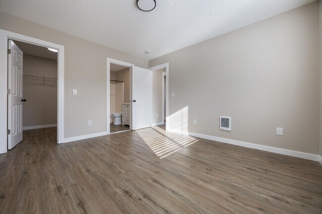 Building Photo - 3 bedroom, 2.5 bathroom home - SE Portland