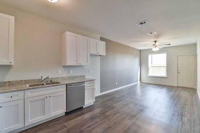 Building Photo - Spacious 3-Bedroom Duplex with Modern Touc...