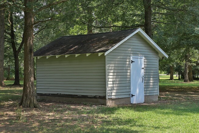 Building Photo - Painted Brick Ranch-Style Home!