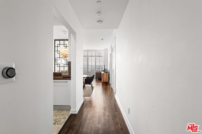 Building Photo - 900 W Olympic Blvd