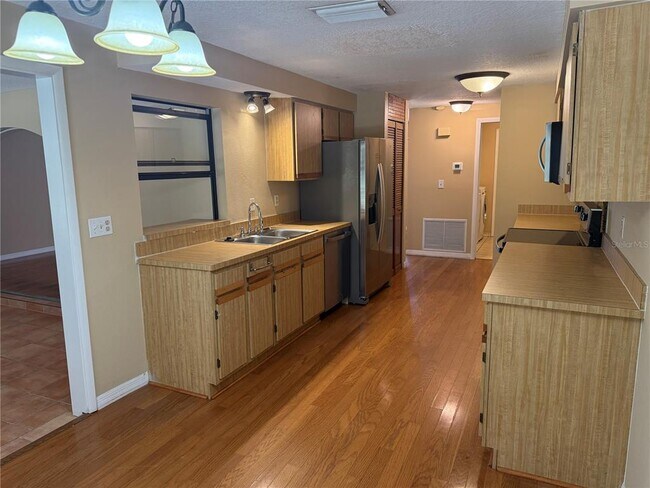 Building Photo - 525 Lakeview Dr