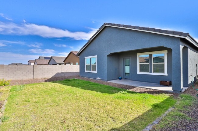Building Photo - Spacious 4 bed 3 bath