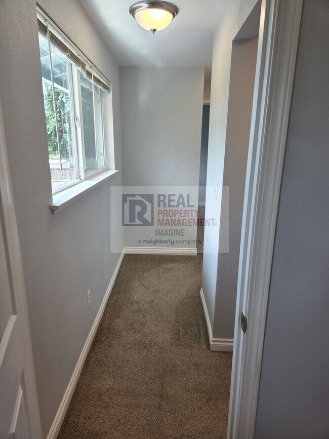 Building Photo - Recently remodeled 3 bedroom, 2.5 bath home