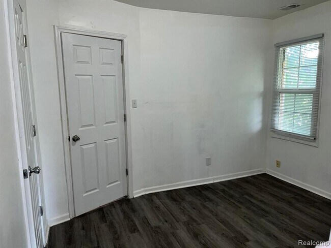 Building Photo - 15863 Kentucky St