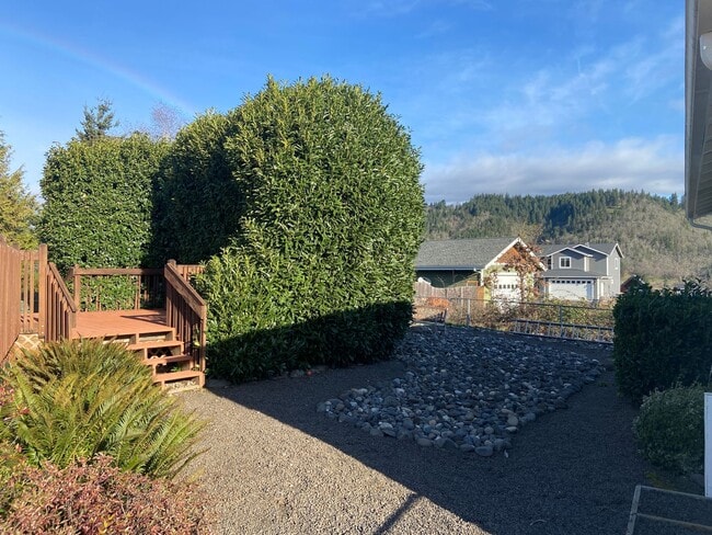 Building Photo - 3 Bedroom 2 bath Home in White Salmon