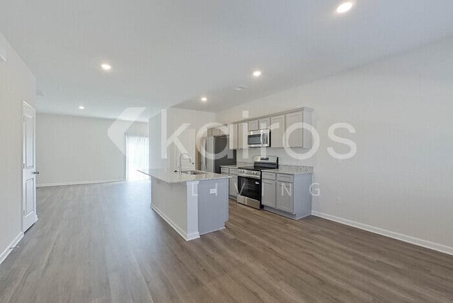 Building Photo - 2407 Banyan Cir