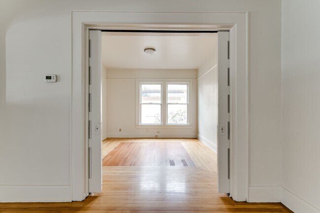 Building Photo - 4 Bedroom Ground Floor Apartment in Westside Neighborhood