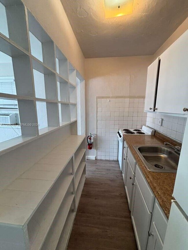 Building Photo - 301 Sharar Ave