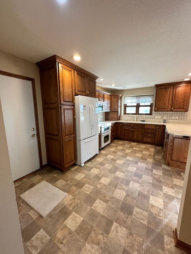 Building Photo - Rent: 4 Beds