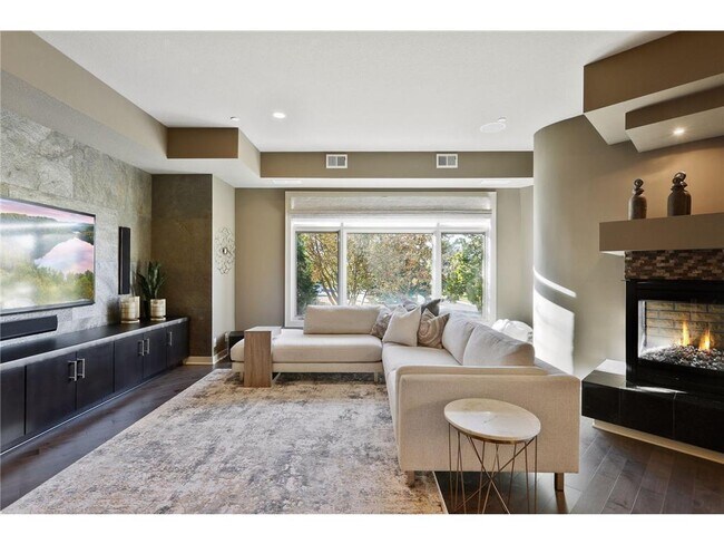 Building Photo - 555 Oak Ridge Pl