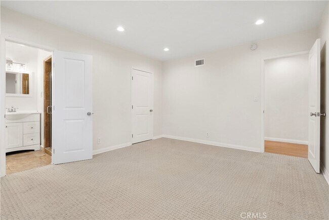 Building Photo - 15457 Moorpark St